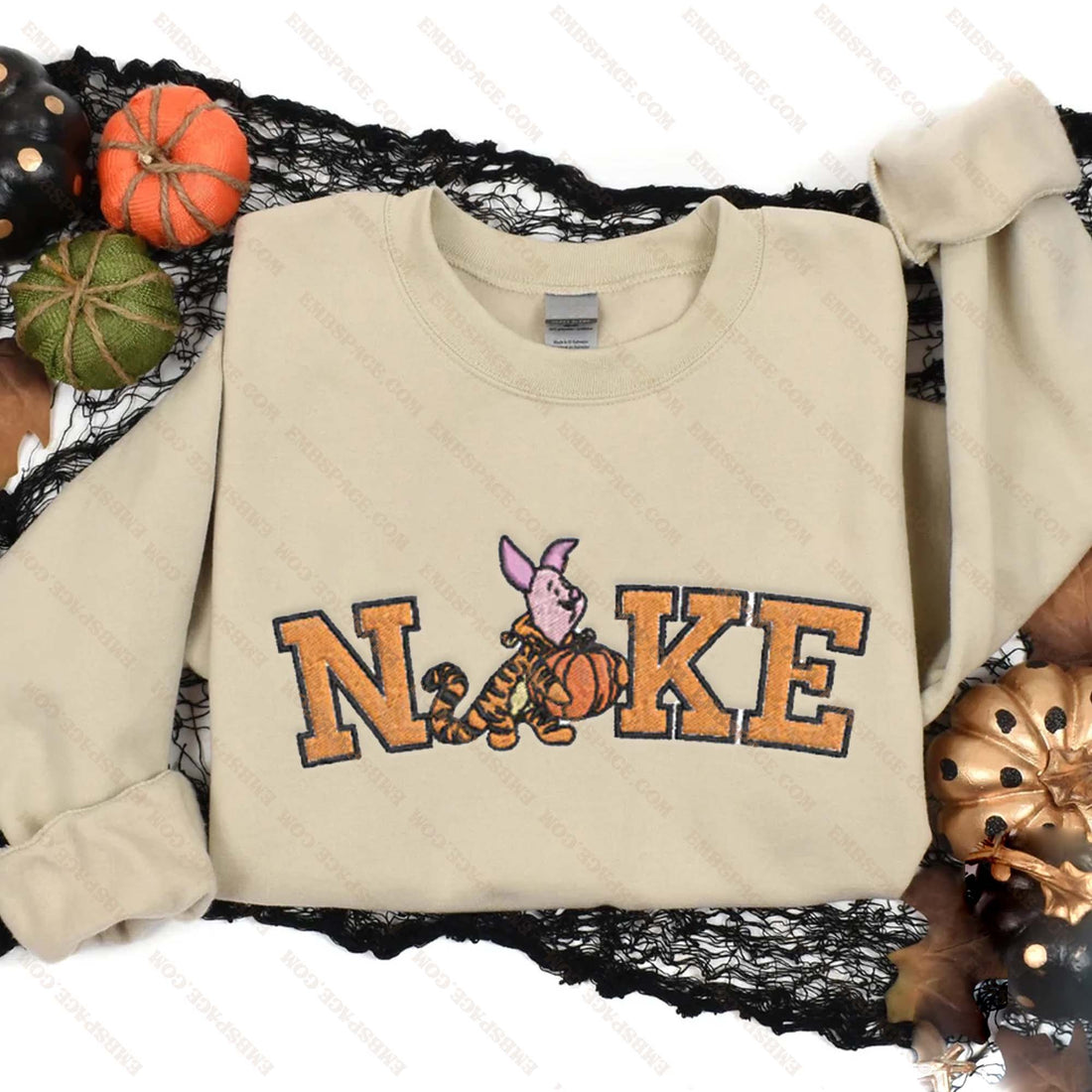 N Pig Carry Pumpkin Halloween Embroidery Sweatshirt, Halloween Embroidery Sweatshirt HLW_M2025